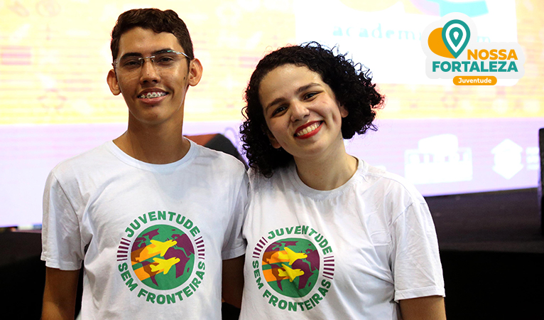 rapaz e moça jovens sorrindo para a foto lado a lado